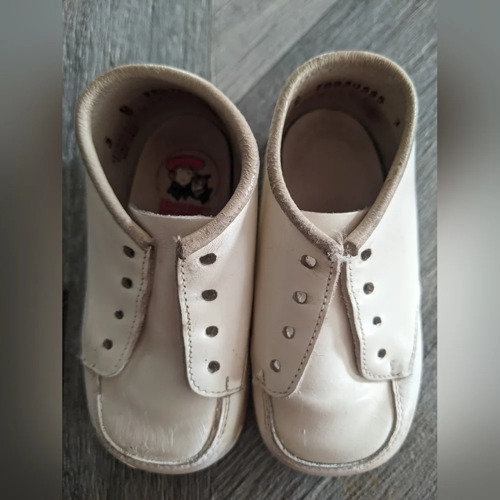 Vintage White Leather Buster Brown Baby Walking Shoes Size 3 D/B.